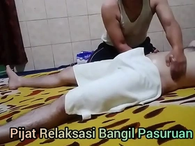 Hétero fica de pau duro durante massagem tailandesa