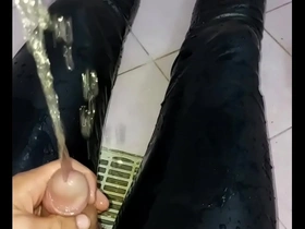 Piss in leather leggings and play with plug