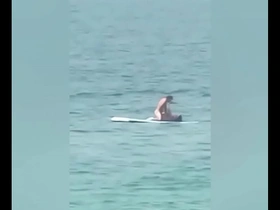 Surfista come mulher na prancha em alto mar